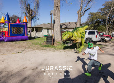 Jurassic Extreme Dinosaur Rocco Running