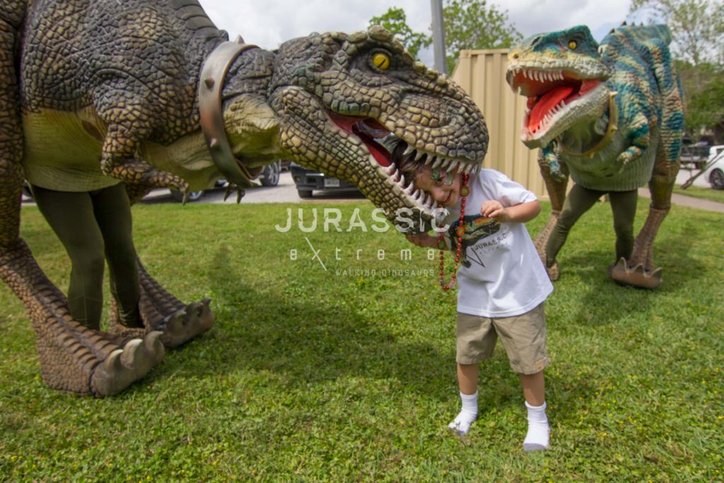 put-your-head-inside-dinosaur-jurassic-extreme